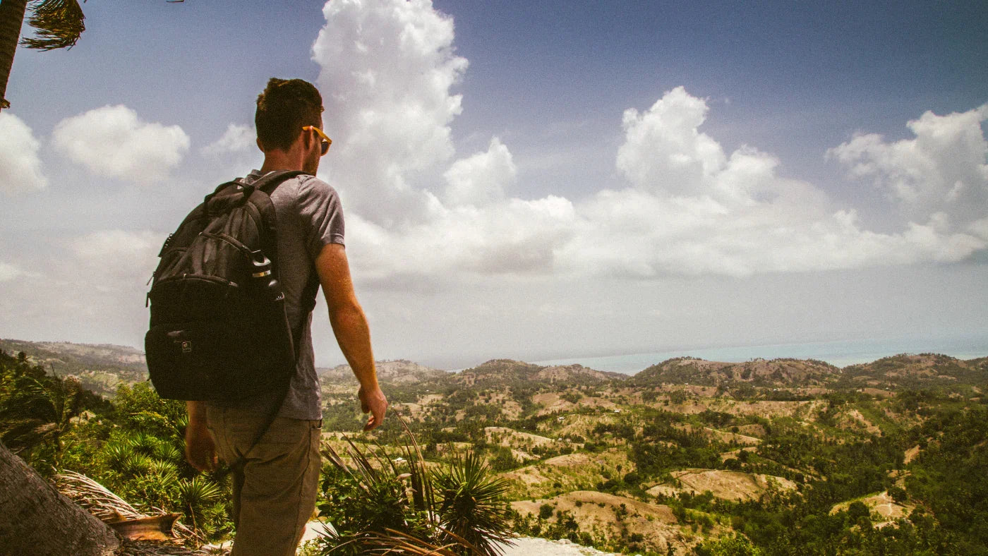 Voyageur avec un sac cabine léger, prêt pour les vacances d'été 2025.