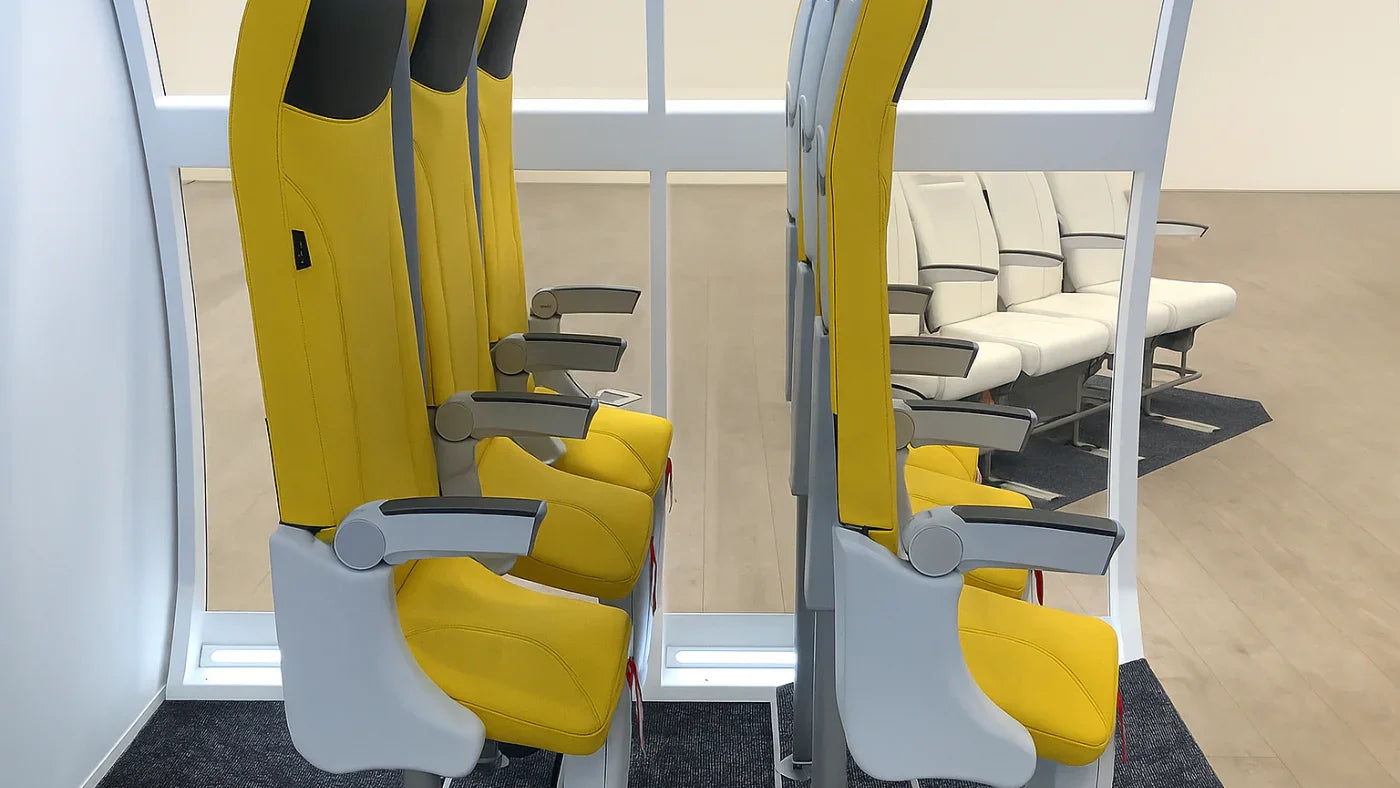 Prototype des sièges verticaux SkyRider permettant de voyager debout en avion.