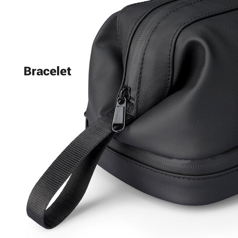 Bracelet de transport sur la trousse de toilette noire