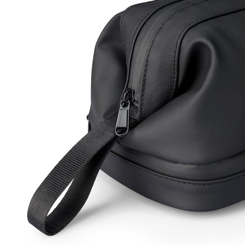 Bracelet de transport sur la trousse de toilette noire