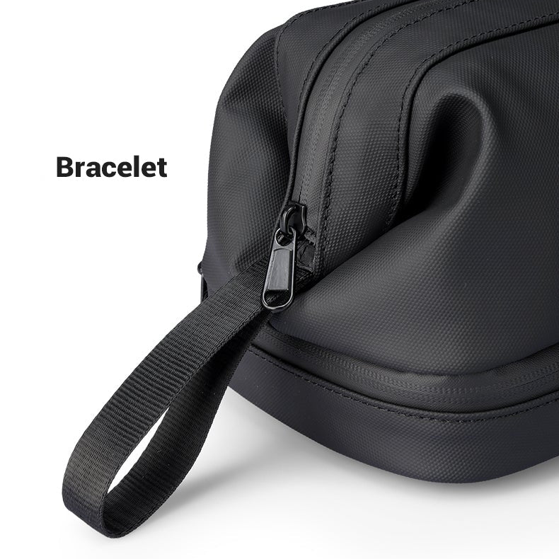 Bracelet de transport sur la trousse de toilette noire